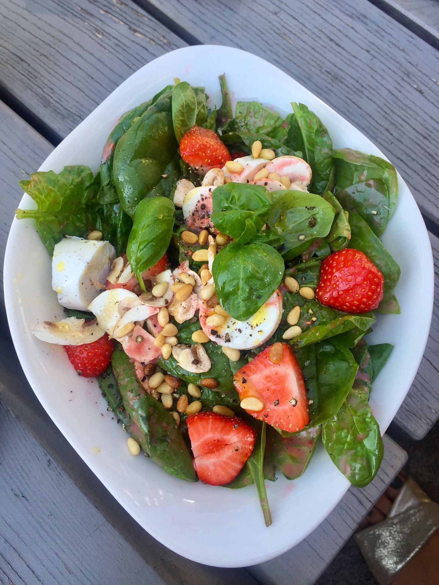 Salade de pousses d’épinards aux fraises pour le brunch